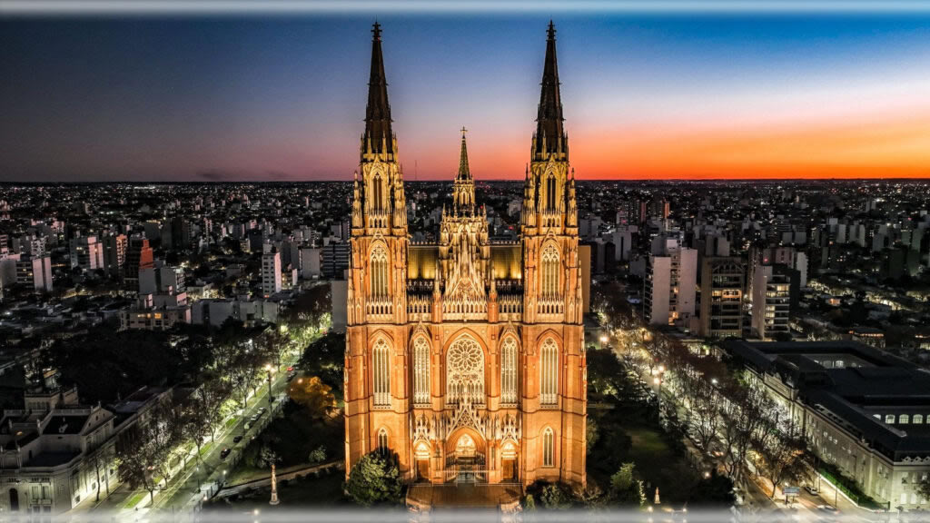 Catedral de La Plata al atardecer, ciudad donde ofrecemos traslados y remis hacia Ezeiza, Aeroparque y Retiro